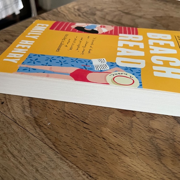 Beach Read by Emily Henry - Picture 3 of 6